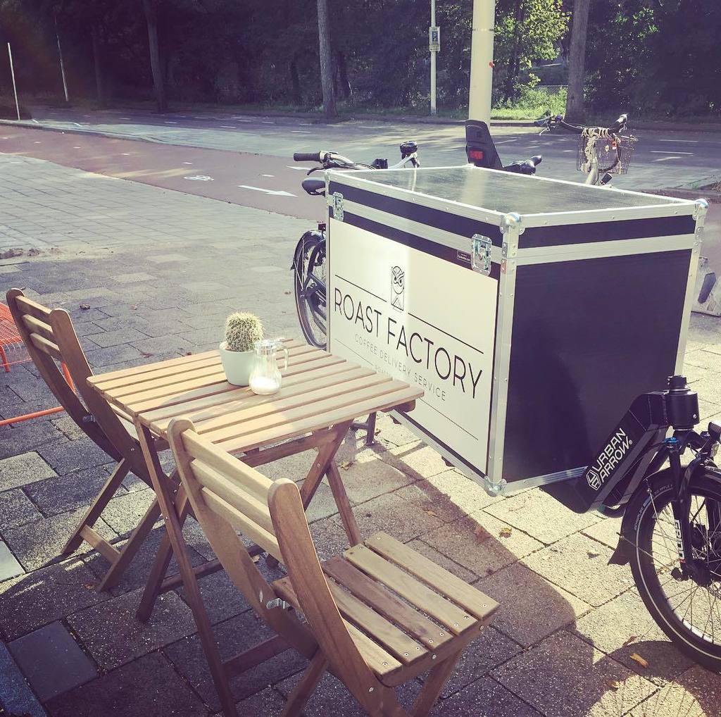 chocolateshopnl's tweet photo. That's one mighty bike you got there son! @roast_factory dropping by on his big ass @urbanarrow #thehague #craftco… https://t.co/7uXP3yhC95 https://t.co/Rs13IxbLpe