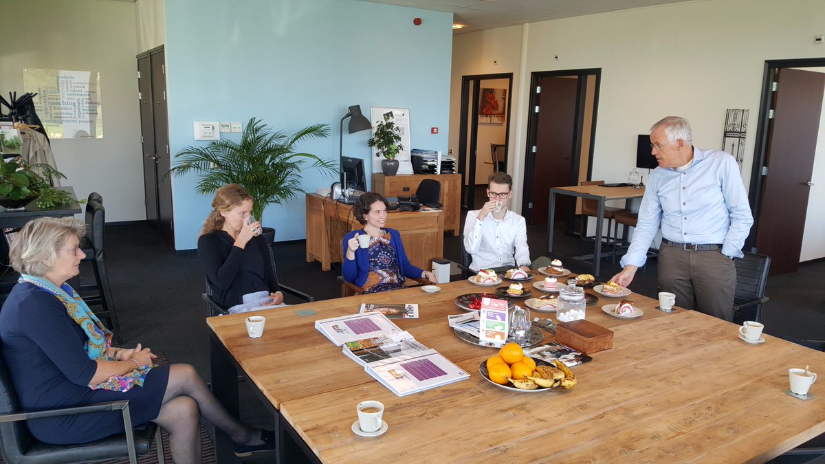 ECMdialoog's tweet photo. Vanmorgen met een stuk taart het 10-jarig jubileum gevierd met de collega's. Mart mist op de foto's, maar die stond achter de camera. :) https://t.co/pkA4nM2gP3