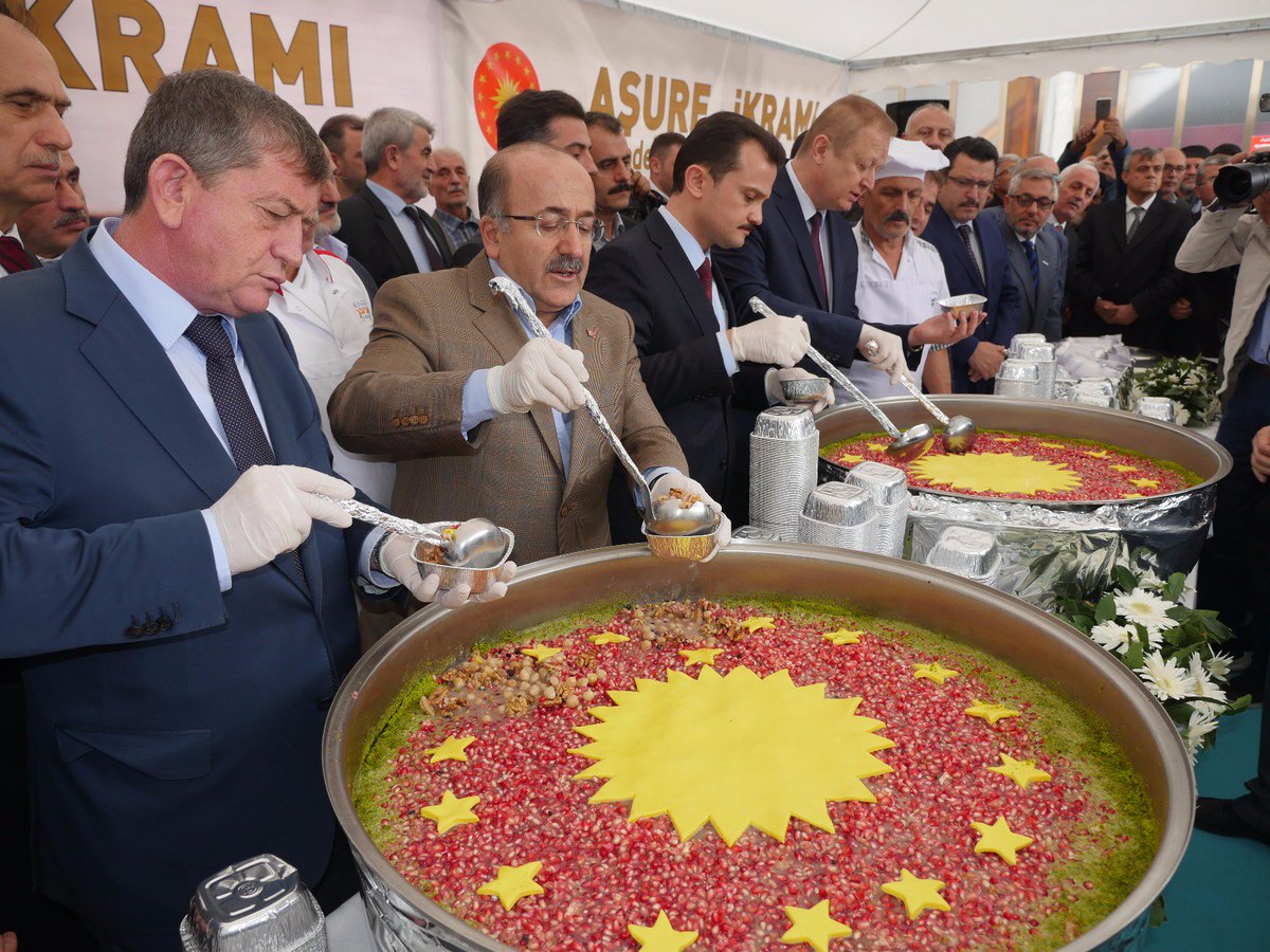 ofgumrukcuoglu's tweet photo. Cumhurbaşkanımız Sayın Recep Tayyip Erdoğan adına halkımıza aşure ikramında bulunduk. https://t.co/CscQmoWyO0