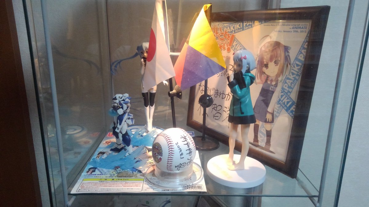 BLACK_WING2121's tweet photo. やっとリトバス10祝年ボール届いた。すごく嬉しいわ。記念に展示ケース入れました（展示ケースのkey要素が薄いのはご愛嬌）。

#LB10th https://t.co/kVmYqrQl3j