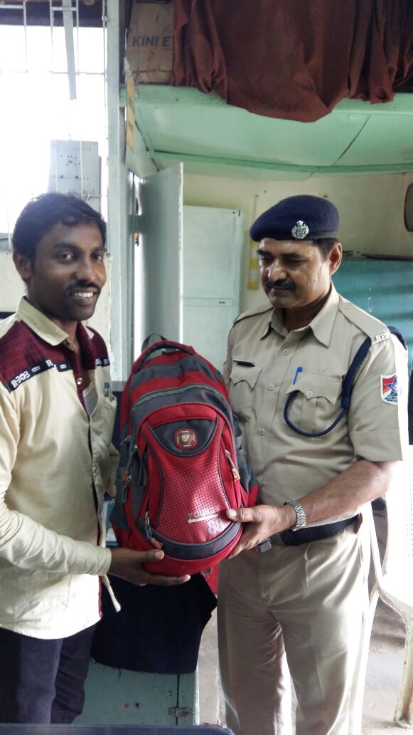 rpfvadalaroad's tweet photo. Good work done by RPF Vadala Road On 03.10.2017 at about 11:15 Hrs https://t.co/UA4PHMayrM
