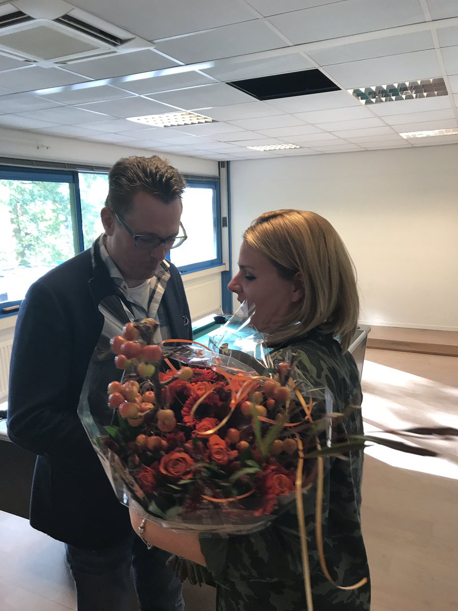 frankheidanus's tweet photo. Prachtige woorden van @anijkamp voor collega @eamkroeze ter ere van zijn 12.5 jarig jubileum bij @Voskampdeuren @voskampgroep https://t.co/6mKzGIPOXC