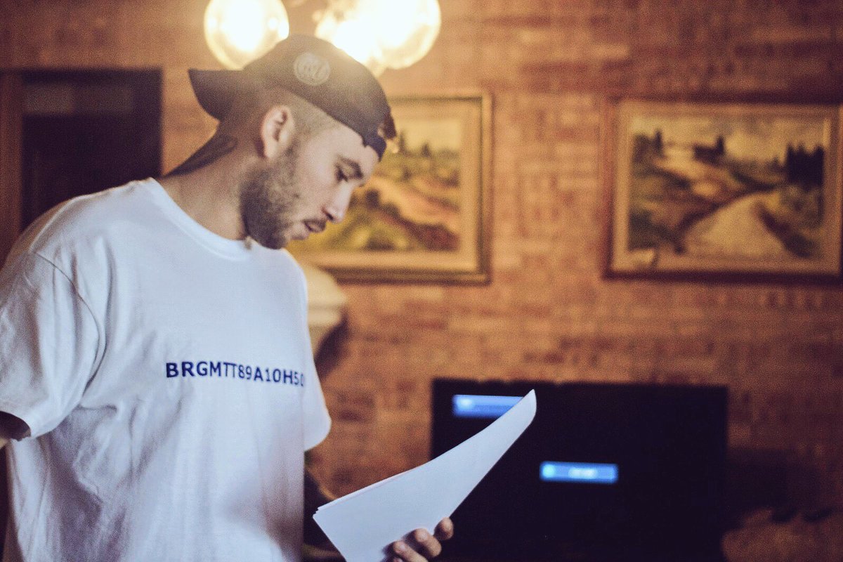 MattiaBriga's tweet photo. Domani si torna.
Il disco è al 60%.
E io sto 'na crema.
#BrigaNewAlbum https://t.co/oMNIB1peuO