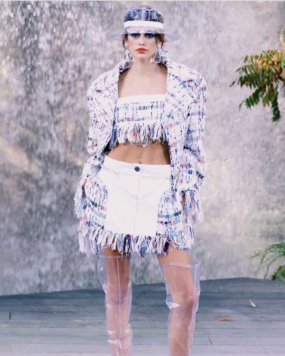 KaiaGerber's tweet photo. Opening @CHANEL 💥 never in my life could I have dreamt this. @KarlLagerfeld there are no words to describe how special this was to me. https://t.co/PXcU0Qvn46