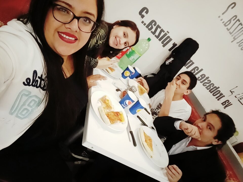 FiorellaM89's tweet photo. #PizzaTime #withtheGuys #TarabRockBand https://t.co/ZIva8egesP
