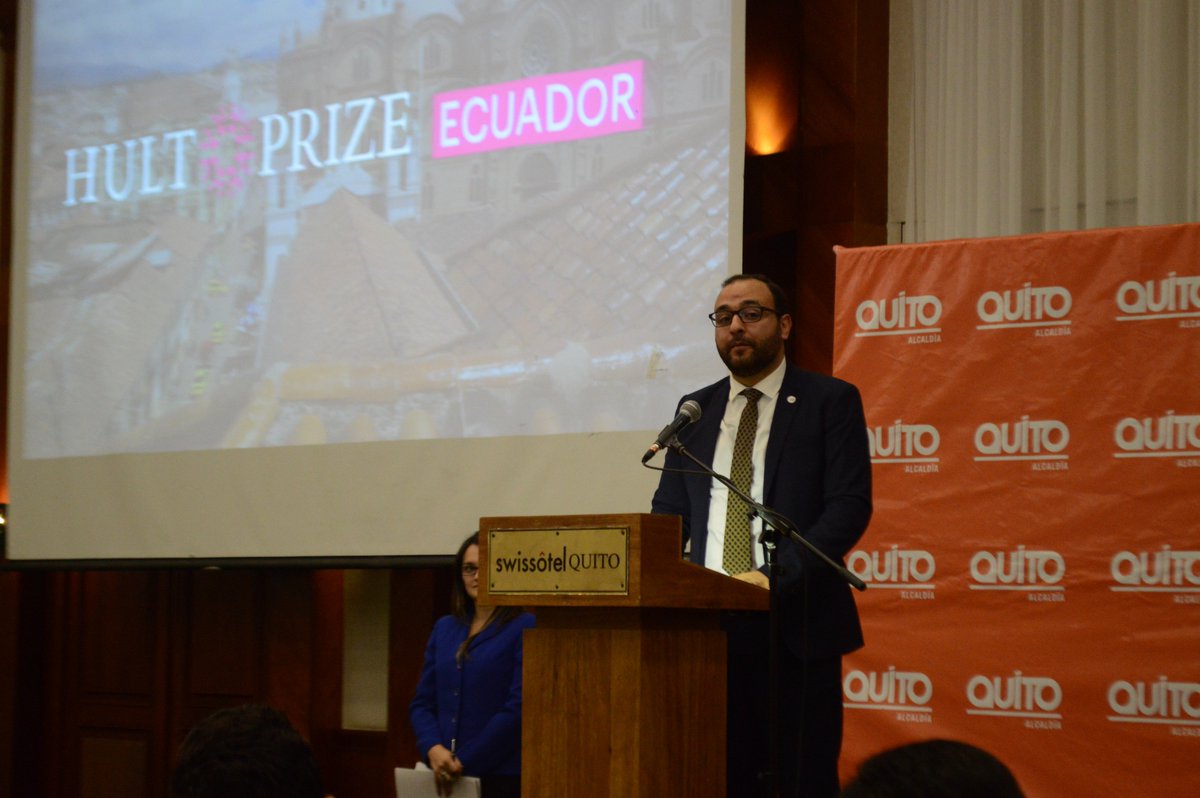 HultPrizeUCE's tweet photo. @AymanArandi Director Global de Innovación de Hult Prize Foundation en el Ideatón Quito @conquitouio @linqlab @HultPrizeEC https://t.co/fb1CH73HIf
