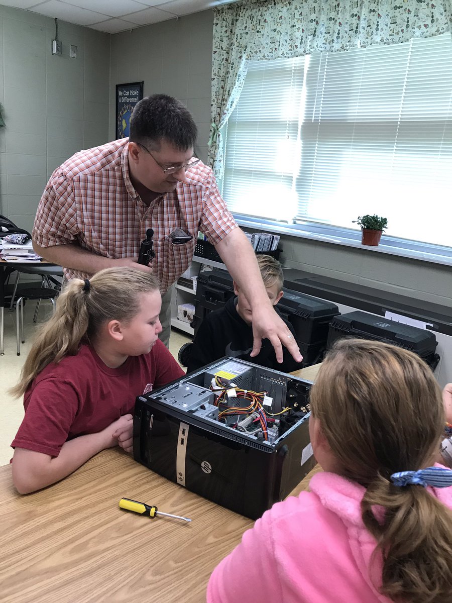 AnnaEndris's tweet photo. Innovators and Makers class learning about the inside of the computers we use!  Thanks to Mr. Jackson!!  #EWAUBU #computerscience https://t.co/vkWI6wZKIS