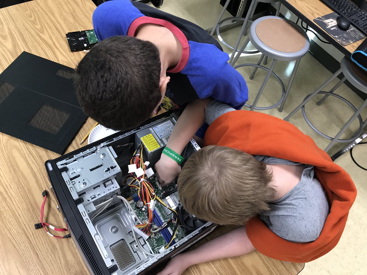AnnaEndris's tweet photo. Innovators and Makers class learning about the inside of the computers we use!  Thanks to Mr. Jackson!!  #EWAUBU #computerscience https://t.co/vkWI6wZKIS