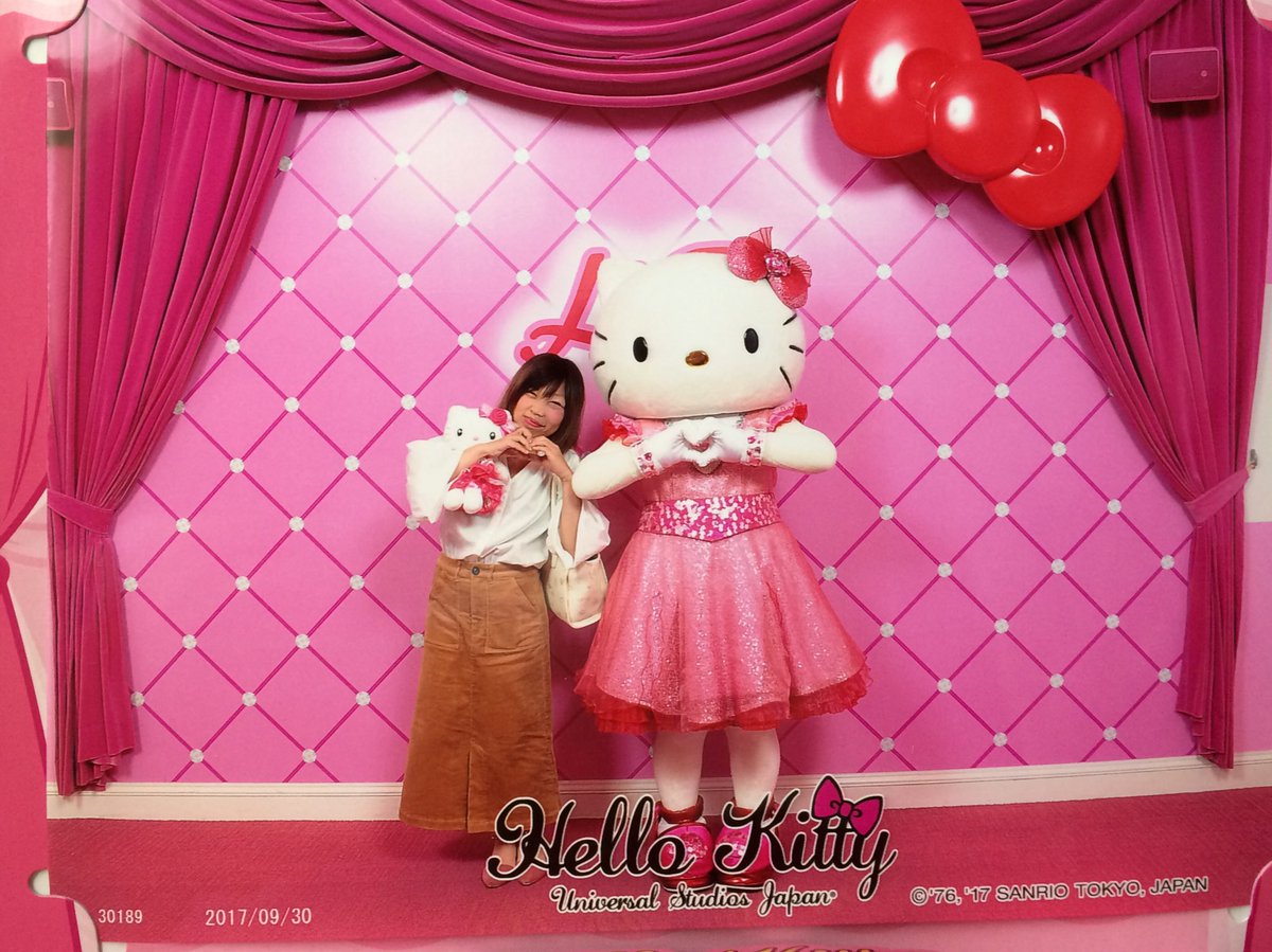 HaL629230's tweet photo. キティちゃんに「久しぶり♡」
って
カメラマンのクルーにキティちゃんが♥
「いつも来てくれるの」って。
「今日もおしゃれだね」って♥
キティちゃんに覚えられてる♡
#ユニバ
#ユニバーサルワンダーランド
#ribboncollection
#サンリオ
#Hellokitty https://t.co/yA5qfPat0c
