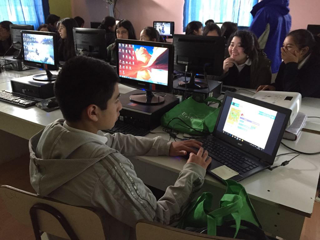 HoraDelCodigoCL's tweet image. La Escuela San Sebastián de Puerto Saavedra, Región de la Araucanía, termina su #HoraDelCódigo 2017! 
#programaelfuturo