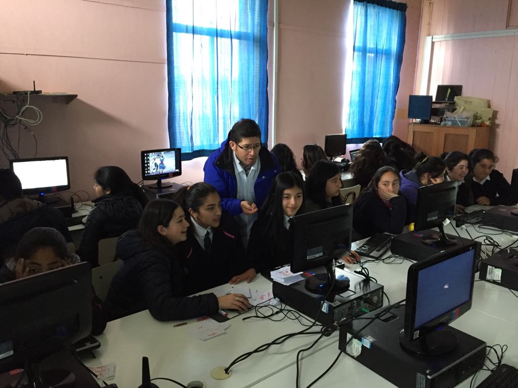 HoraDelCodigoCL's tweet image. La Escuela San Sebastián de Puerto Saavedra, Región de la Araucanía, termina su #HoraDelCódigo 2017! 
#programaelfuturo