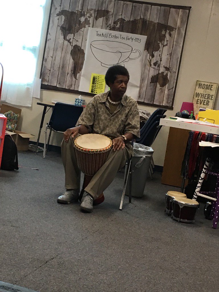 Desoto_SS's tweet photo. East Middle School 8th Grade Class arts integration with Mr Leo from BATC @desotoengage https://t.co/2sNj6x8RXT
