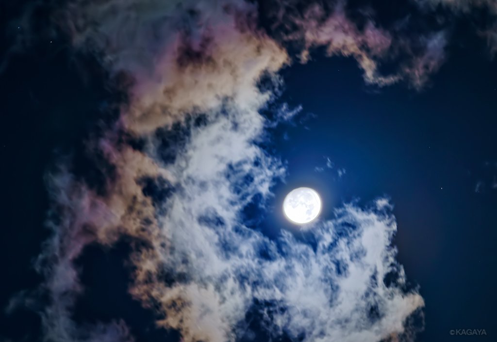 空をご覧ください。待宵の月(十五夜の前の晩の月)が輝いています。 明晩(10/4)は中秋の名月です。 (今、東京にて撮影) 今日もお疲れさまでした。明日も穏やかな一日になりますように。