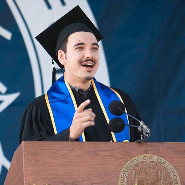 UofCalifornia's tweet image. Advice to my freshman self: Get involved. Find your niche, and run with it.  —@ucsandiego first-gen alumnus Ricky Flahive #FirstGenUCSD