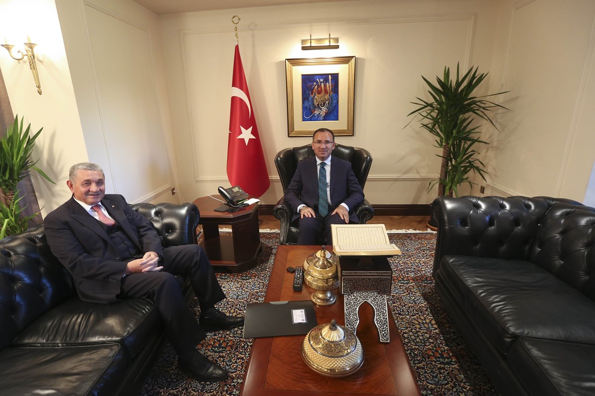 Başbakan Yard. Sn.Bekir BOZDAĞ beyi makamında ziyaret ettim.Hükümetin gündeminde olan Taşeron ve Geçici İşçi Sorunuyla ilgili kanaat ve görüşlerimizi Sn. Bakanımıza ilettim.Sayın Bakanımıza ayrıca konularla ilgili geniş kapsamlı bir bilgilendirme dosyası sundum.<a href="/bybekirbozdag/">Bekir  Bozdağ</a>