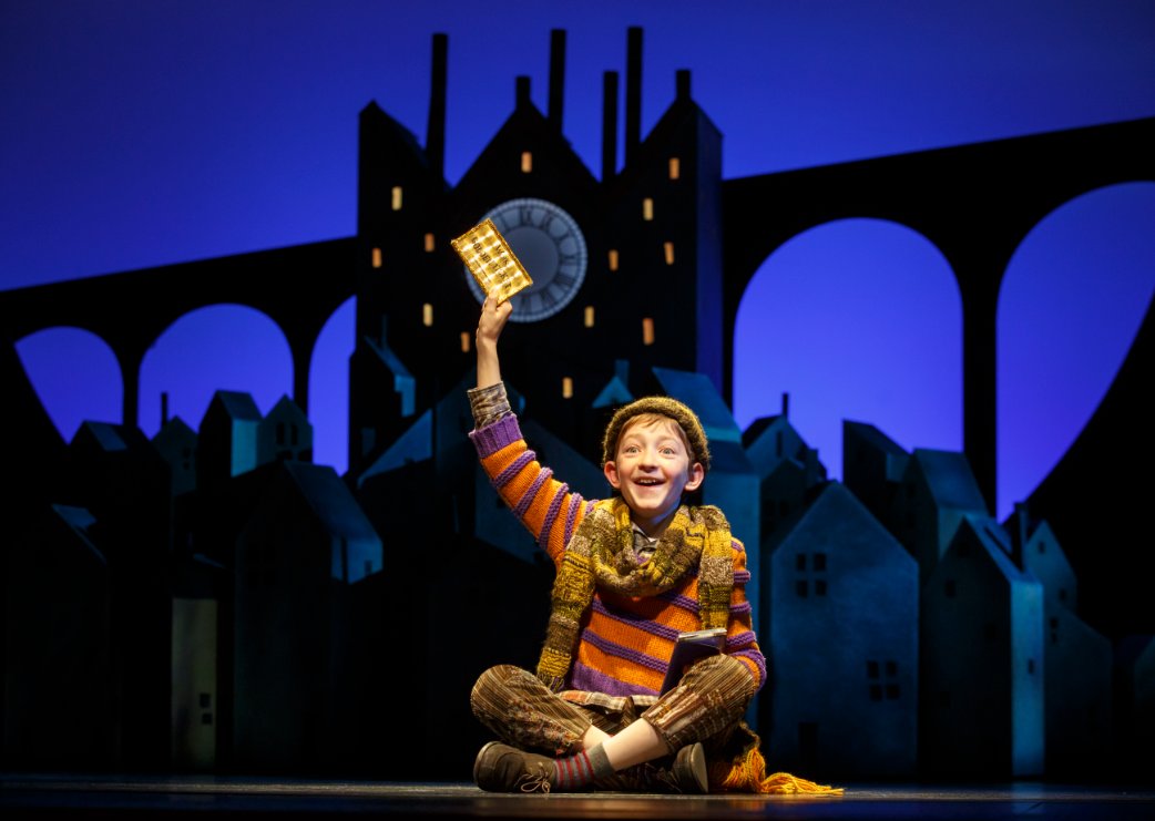 CharlieOnBway's tweet photo. There’s nothing quite like a golden ticket smile. #CharlieMusical #GoldenTicket #Smile https://t.co/AKKKxOTbv6