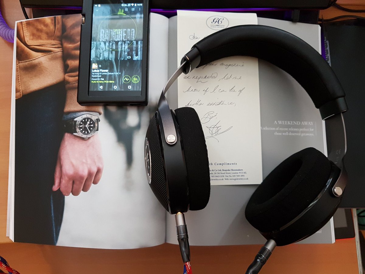 theoneinyellow's tweet photo. Thanks #GeorgeCleverley for sending me #HODINKEE Vol 1 mag! 📖⌚
LOVE IT! 🔊😍💓
#Tudor #NorthFlag
#watch
#FocalElear #headphones
#Radiohead https://t.co/K58Tb8g0sc