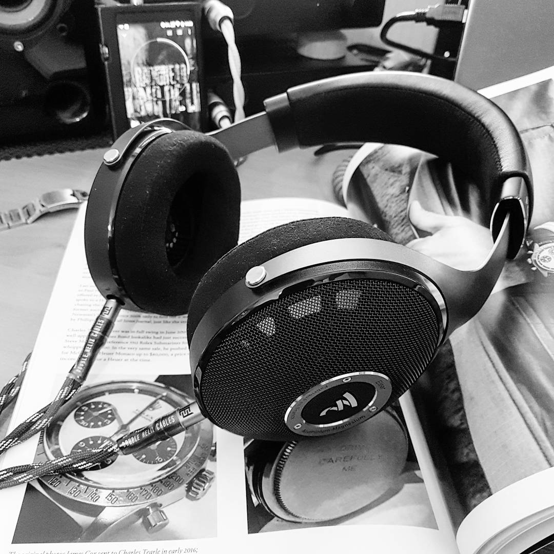 theoneinyellow's tweet photo. Thanks #GeorgeCleverley for sending me #HODINKEE Vol 1 mag! 📖⌚
LOVE IT! 🔊😍💓
#Tudor #NorthFlag
#watch
#FocalElear #headphones
#Radiohead https://t.co/K58Tb8g0sc
