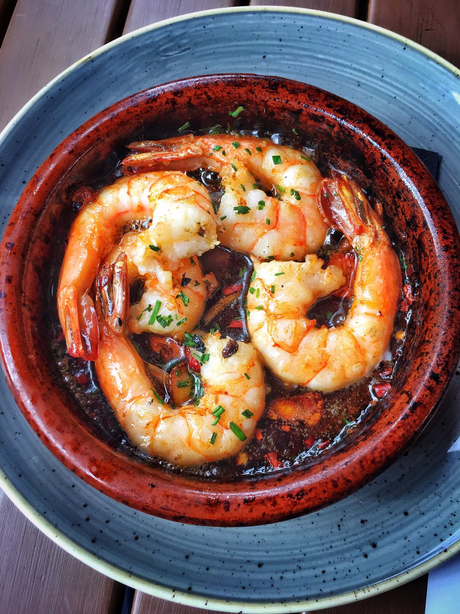 Allll about those garlic and chilli prawns from @brindisaspanishfoods. Dunking bread in that delicious oil is almost as good as the prawns!