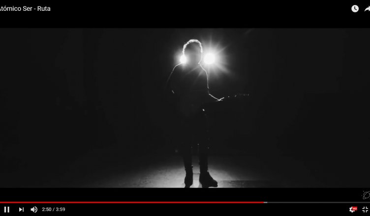 [#VideoEstreno] por <a href="/perezluzc/">Luz Perez 💚 ⭐⭐⭐</a>. <a href="/AtomicoSer/">Atómico Ser</a> presenta #Ruta, su último material de su disco #EntreSilencios. ▶️ goo.gl/5pgrZ2