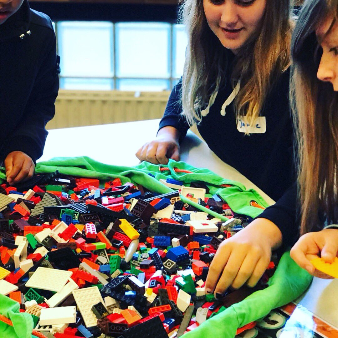 Erfgooiersc's tweet photo. Lekker old school: bouwen met Legostenen tijdens het project Globaland. Fun! #lego #bouwen #globaland #erfgooierscollege https://t.co/NyhwZHyyOT