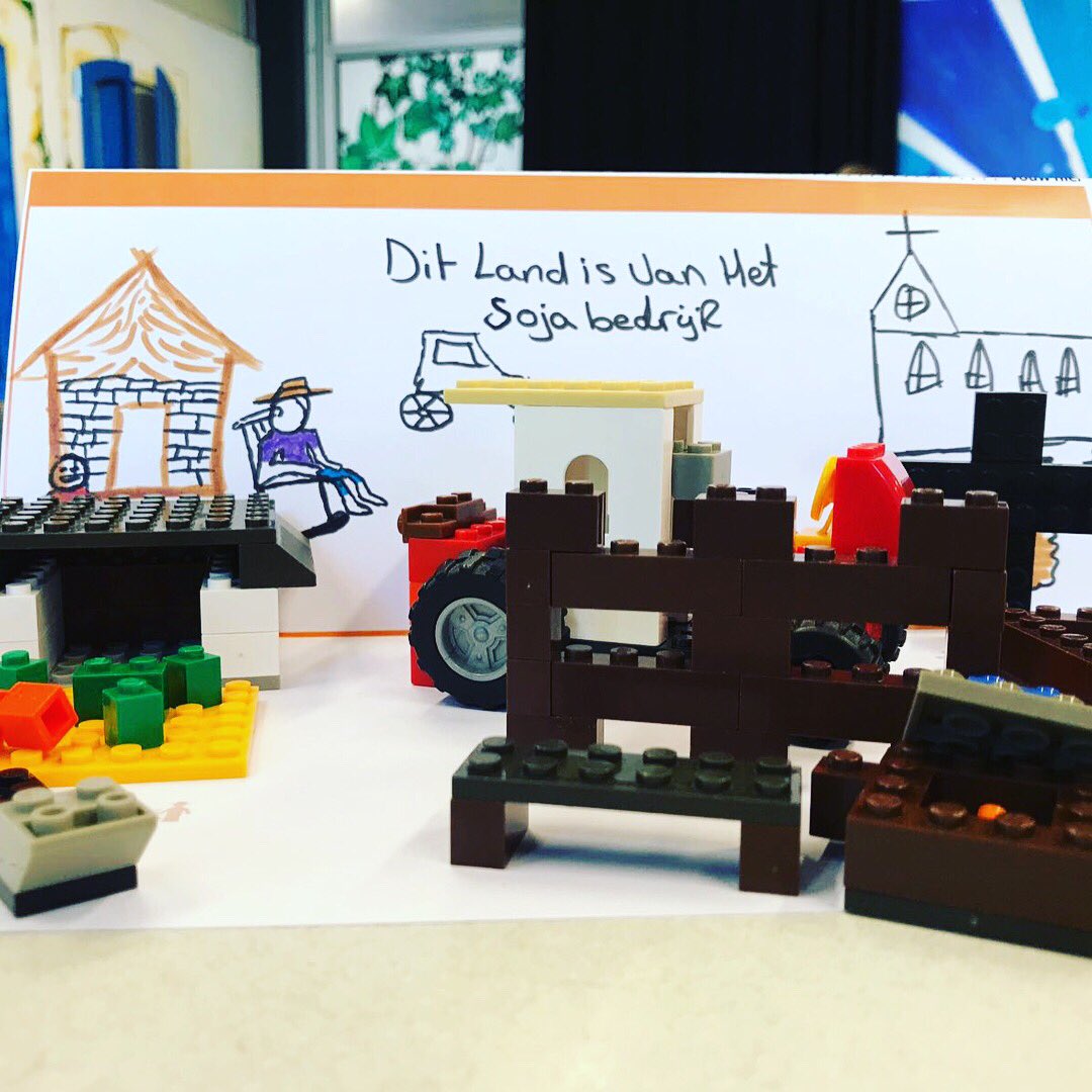 Erfgooiersc's tweet photo. Lekker old school: bouwen met Legostenen tijdens het project Globaland. Fun! #lego #bouwen #globaland #erfgooierscollege https://t.co/NyhwZHyyOT