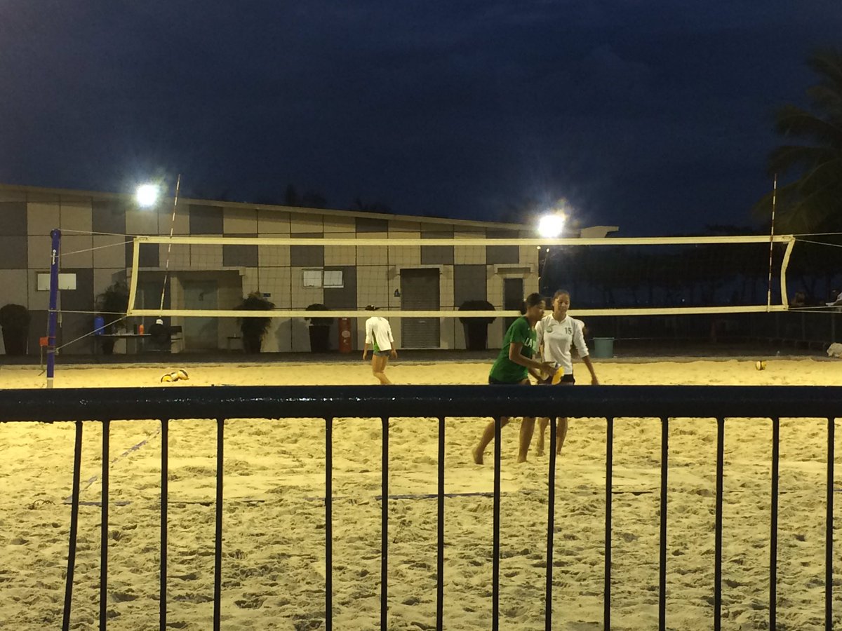 Aranaticssss's tweet photo. Des Cheng, Mich Morente, Cj Saga, Tin Tiamzon &amp; May Luna earlier at Moa seaside practicing for Beach Volley ❤️ https://t.co/blQF86ItZj