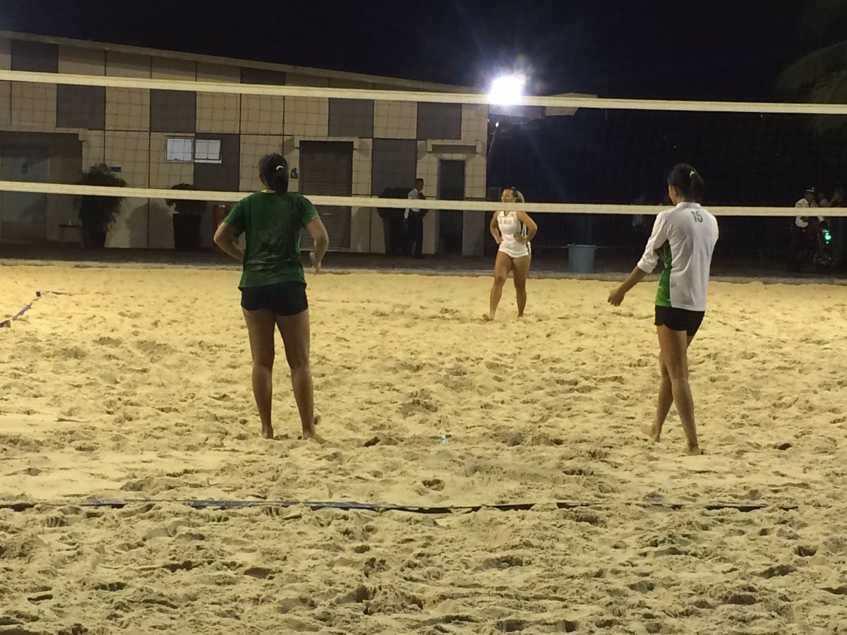Aranaticssss's tweet photo. Des Cheng, Mich Morente, Cj Saga, Tin Tiamzon &amp; May Luna earlier at Moa seaside practicing for Beach Volley ❤️ https://t.co/blQF86ItZj