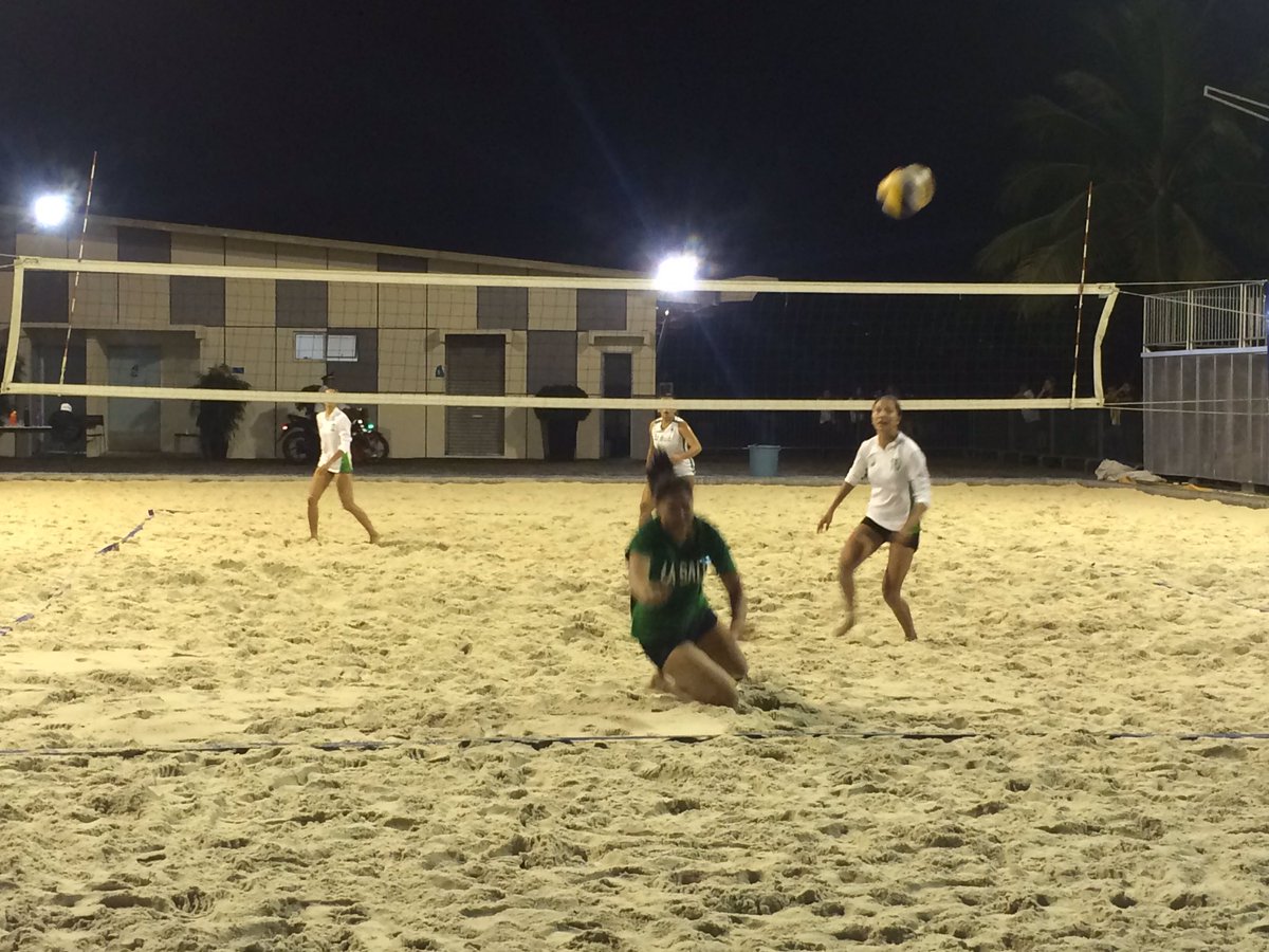 Aranaticssss's tweet photo. Des Cheng, Mich Morente, Cj Saga, Tin Tiamzon &amp; May Luna earlier at Moa seaside practicing for Beach Volley ❤️ https://t.co/blQF86ItZj