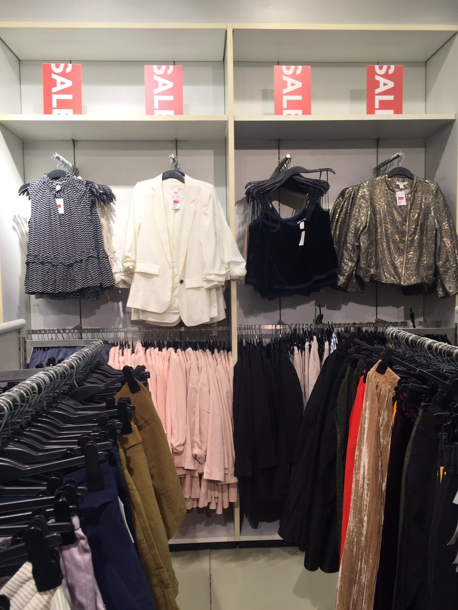 where_on_sale_'s tweet photo. H&M ลดหนักมากกกกก เริ่มต้นที่ 100 บาท จัดเลยม้ายยยย ถ่ายจากสาขา CENTRALWORLD คร่าาาาา #wheresale #ช้อปสิคะจะรออะไร https://t.co/V0tUkHVdB8