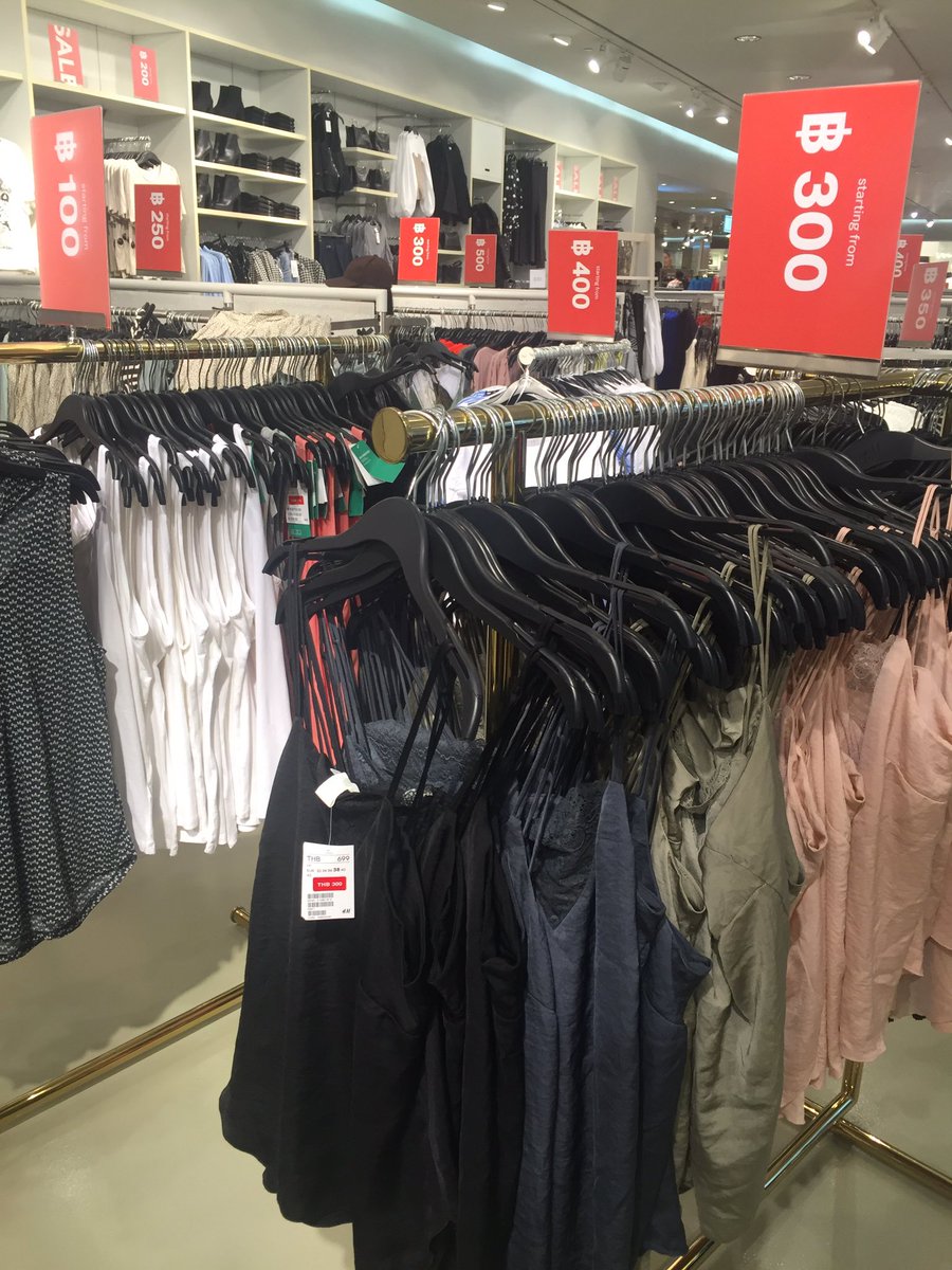 where_on_sale_'s tweet photo. H&M ลดหนักมากกกกก เริ่มต้นที่ 100 บาท จัดเลยม้ายยยย ถ่ายจากสาขา CENTRALWORLD คร่าาาาา #wheresale #ช้อปสิคะจะรออะไร https://t.co/V0tUkHVdB8