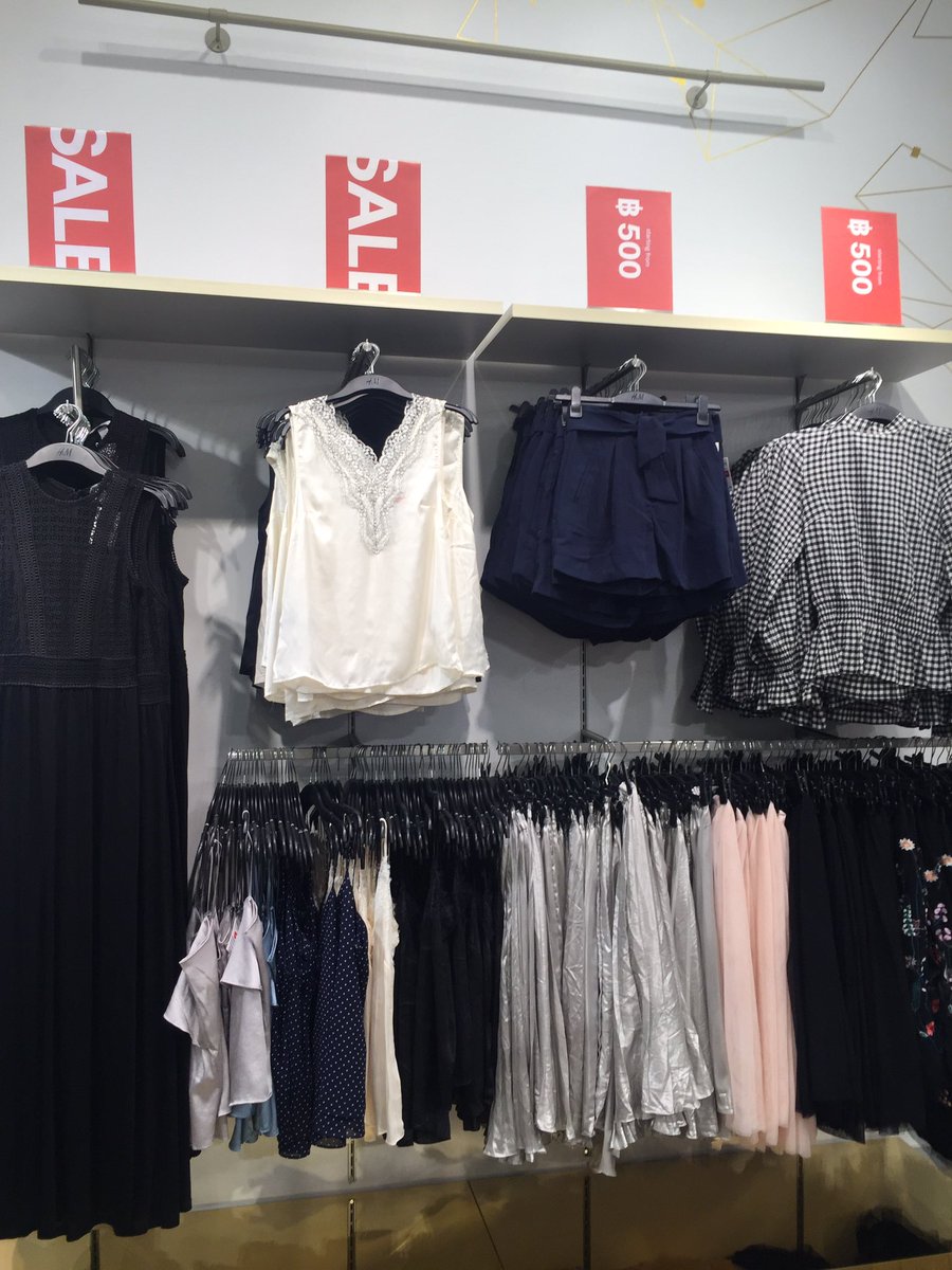 where_on_sale_'s tweet photo. H&M ลดหนักมากกกกก เริ่มต้นที่ 100 บาท จัดเลยม้ายยยย ถ่ายจากสาขา CENTRALWORLD คร่าาาาา #wheresale #ช้อปสิคะจะรออะไร https://t.co/V0tUkHVdB8