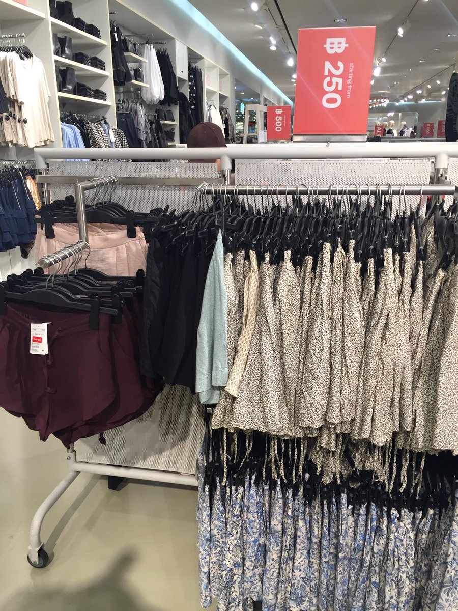 where_on_sale_'s tweet photo. H&M ลดหนักมากกกกก เริ่มต้นที่ 100 บาท จัดเลยม้ายยยย ถ่ายจากสาขา CENTRALWORLD คร่าาาาา #wheresale #ช้อปสิคะจะรออะไร https://t.co/V0tUkHVdB8