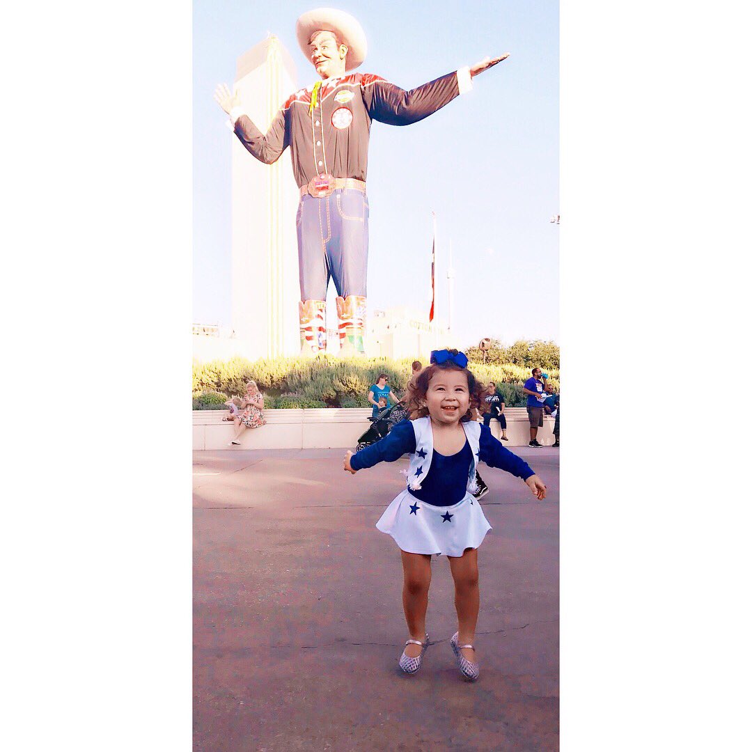 Kimmieboo89's tweet photo. When you turn two and the @StateFairOfTX is giving you life. https://t.co/qk018CC5Xk