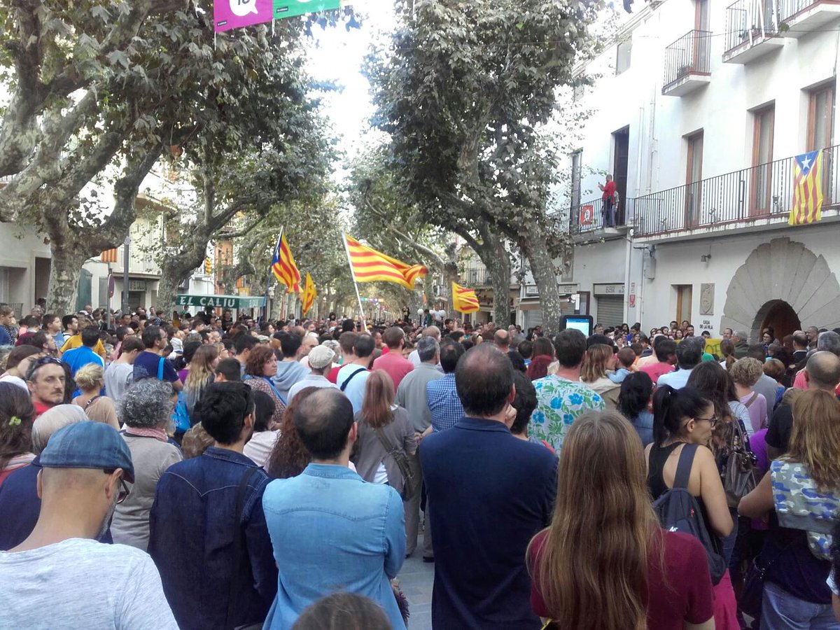 RadioArenysMunt's tweet photo. Concentració davant l'Ajuntament d'#ArenysdeMunt contra la #repressió policial i en defensa de la #llibertat https://t.co/nKXQJUSS7h