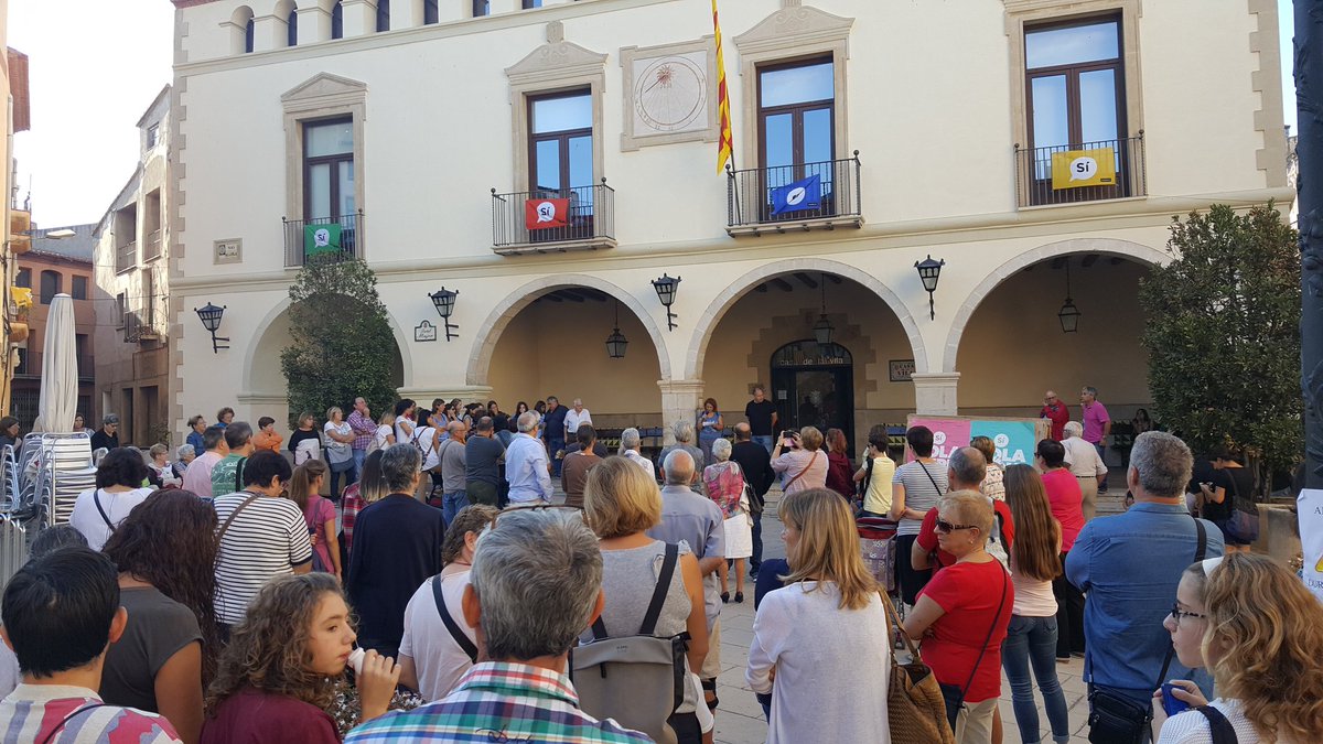 Concentració a #montbriódelcamp en contra de l'actuació de les forces de l'estat el #1Oct #3Oct #VagaGeneral3O  <a href="/ANC_Montbrio/">ANC Montbrió #Sumem</a>