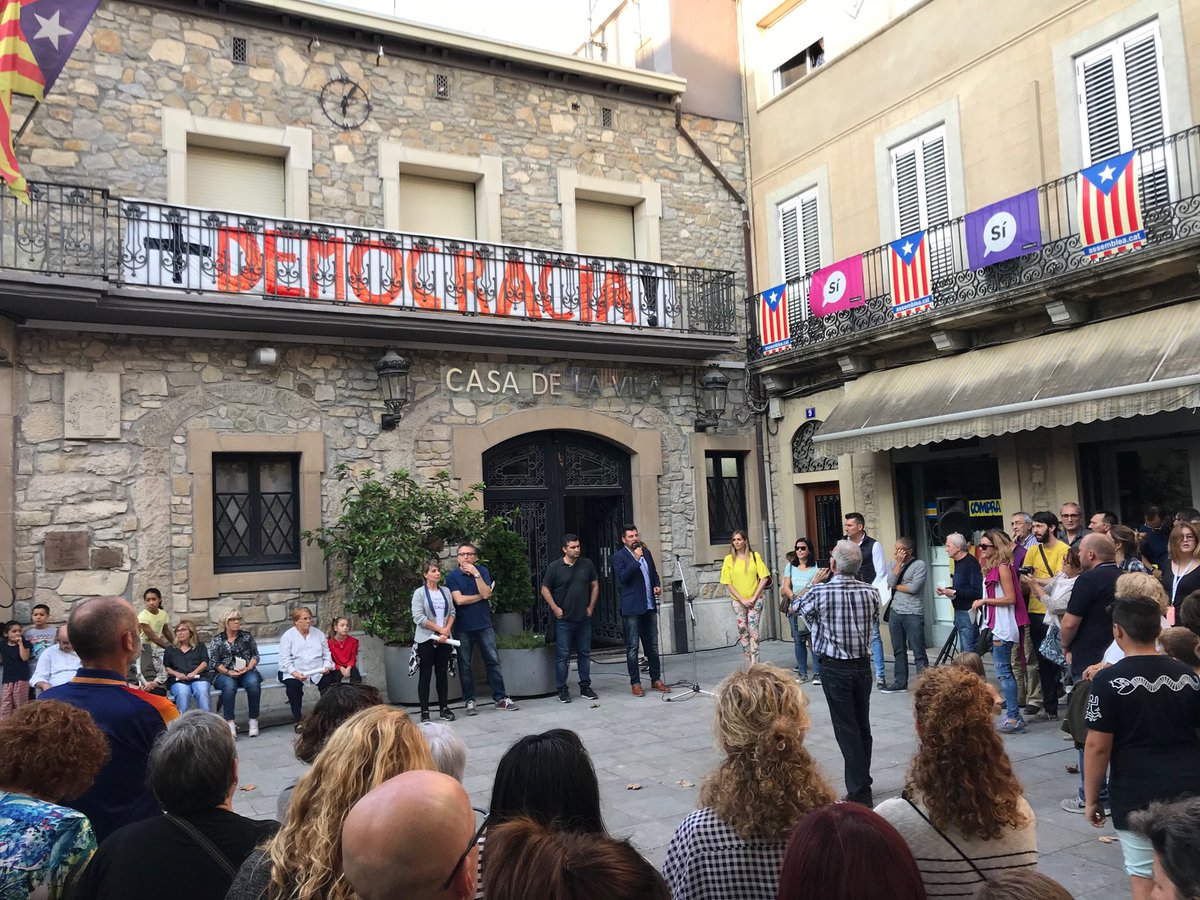 Emoció a la manifestació de #SVCastellet #ReferendumCatalogne #ReferendumCatalan #referendumCAT #referendumRAC1