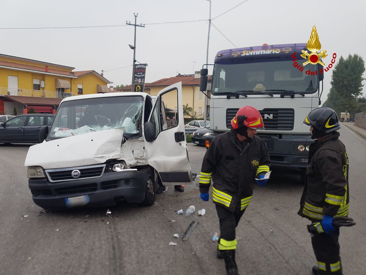vvfveneto's tweet photo. #3ott 1600 Pozzoleone(VI), scontro all’incrocio di #Friola tra un furgone e un camion: due feriti. #vigilidelfuoco estraggono l’autista dal mezzo leggero, rimasto incastrato. Feriti presi in cura dal @SUEM_Veneto #soccorsiquotidiani https://t.co/ihYgdckX1e