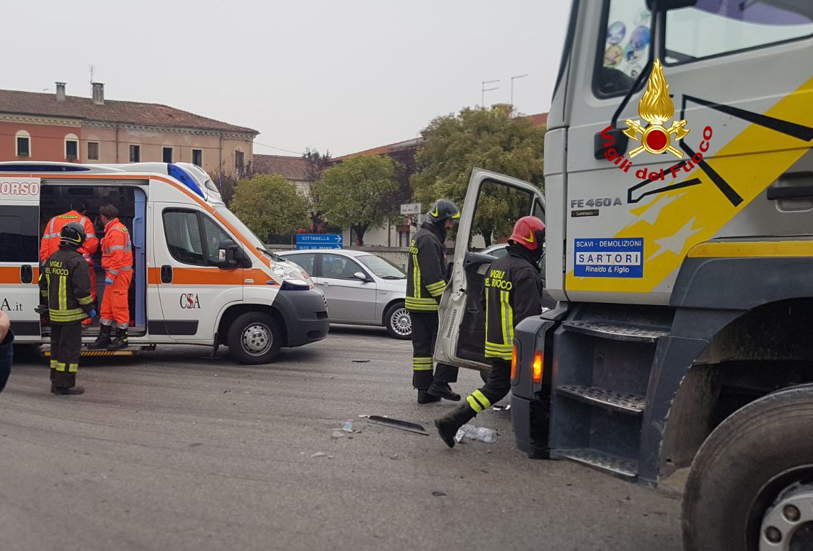 vvfveneto's tweet photo. #3ott 1600 Pozzoleone(VI), scontro all’incrocio di #Friola tra un furgone e un camion: due feriti. #vigilidelfuoco estraggono l’autista dal mezzo leggero, rimasto incastrato. Feriti presi in cura dal @SUEM_Veneto #soccorsiquotidiani https://t.co/ihYgdckX1e