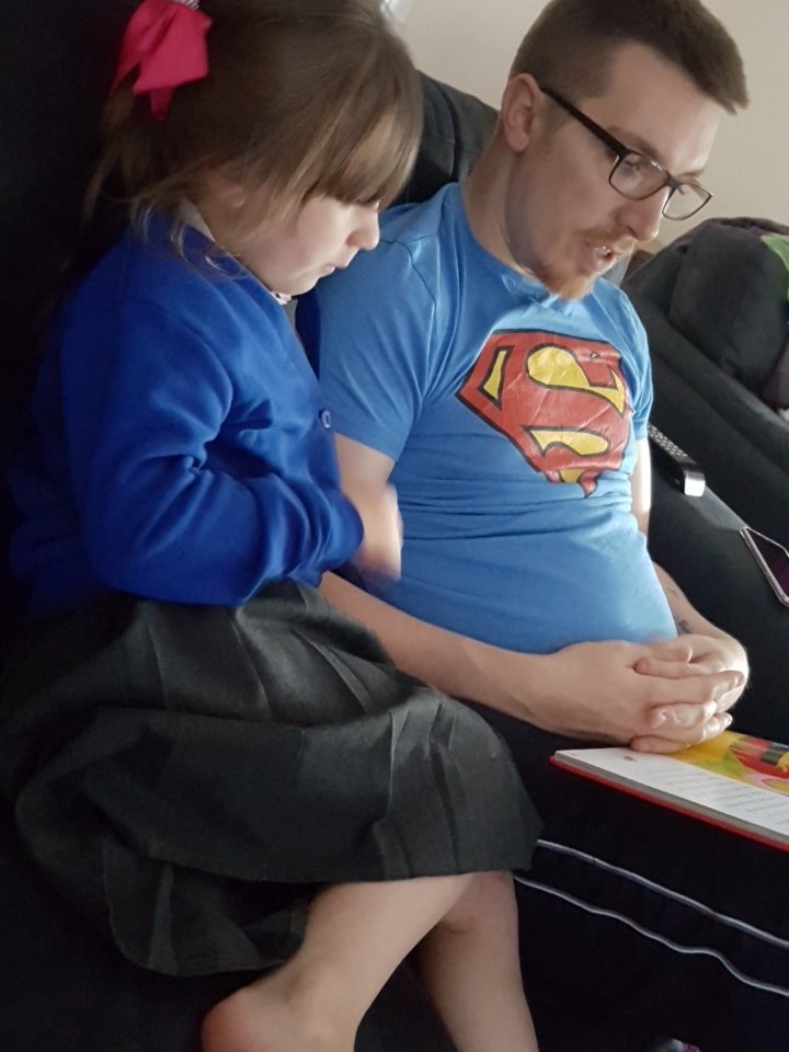 bethanybiggsmum's tweet photo. @PearTreeClassLW reading a fact book https://t.co/GvXaUvp80C