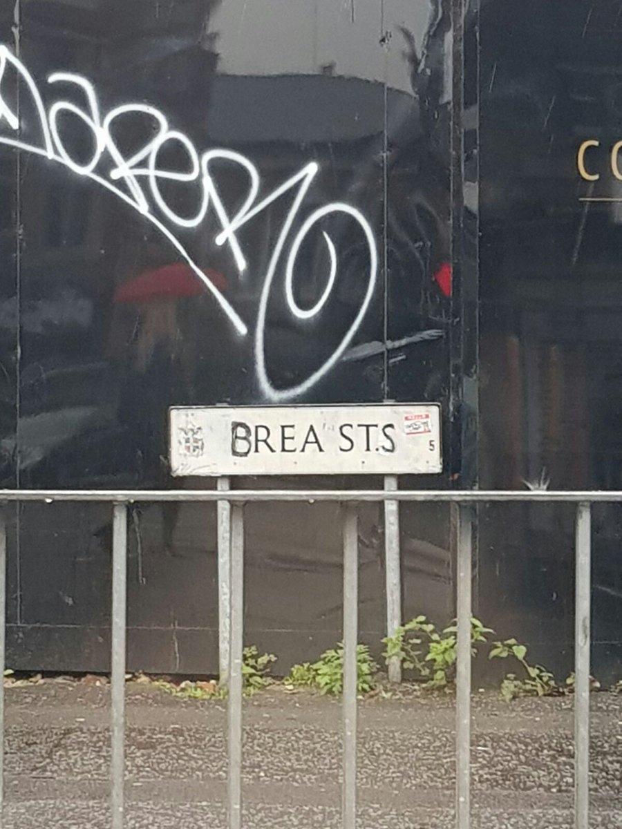 matt_hyperbole's tweet photo. Always wanted to get a picture of the family next to a Rea Street sign. Perhaps not this one though! https://t.co/LHPoW9KXTV