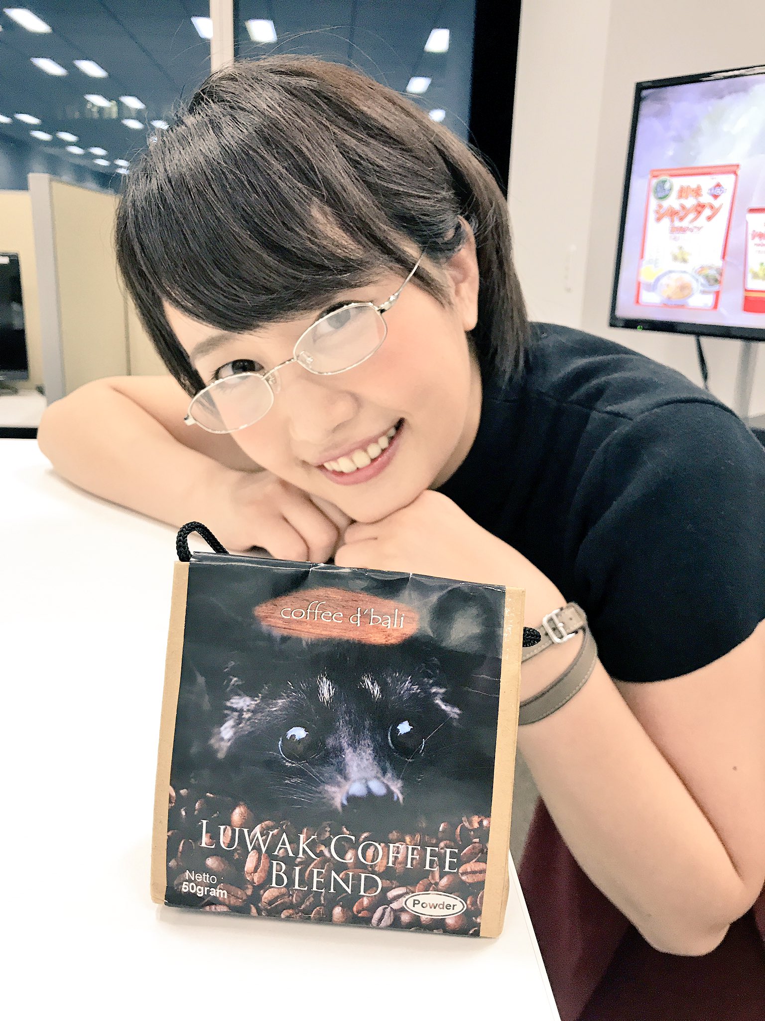 相内 優香 on Twitter "深夜のアナウンス部。 今日は、私の銀縁メガネとバリのお土産のコーヒーとともに
