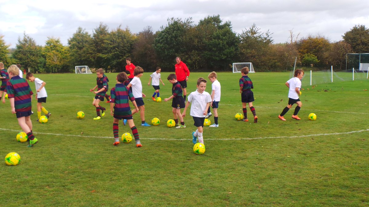 BWPSport's tweet image. Great to have Markyate school over for a festival of football. #skillsdrillsandtricks #smallsidedgames  #hubschool @isfafootball