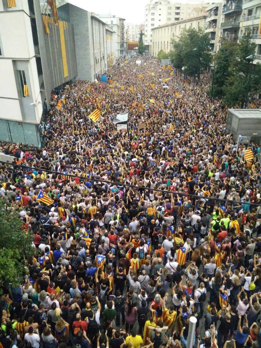 Rosa_Research's tweet photo. #Catalunya To get a country to be #indepedent without #violence creates a #precent in History! No strange governments watch at it carefully! https://t.co/x7HUGtlVQe