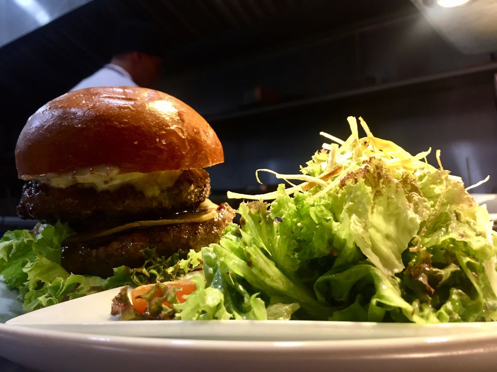 LaBoucherieBog's tweet photo. Quien dijo hambre!! 🙋🏻Recomendación del día, #BurgerClasica única e inigualable, mejor sabor francés! https://t.co/tpPFJpBHMQ
