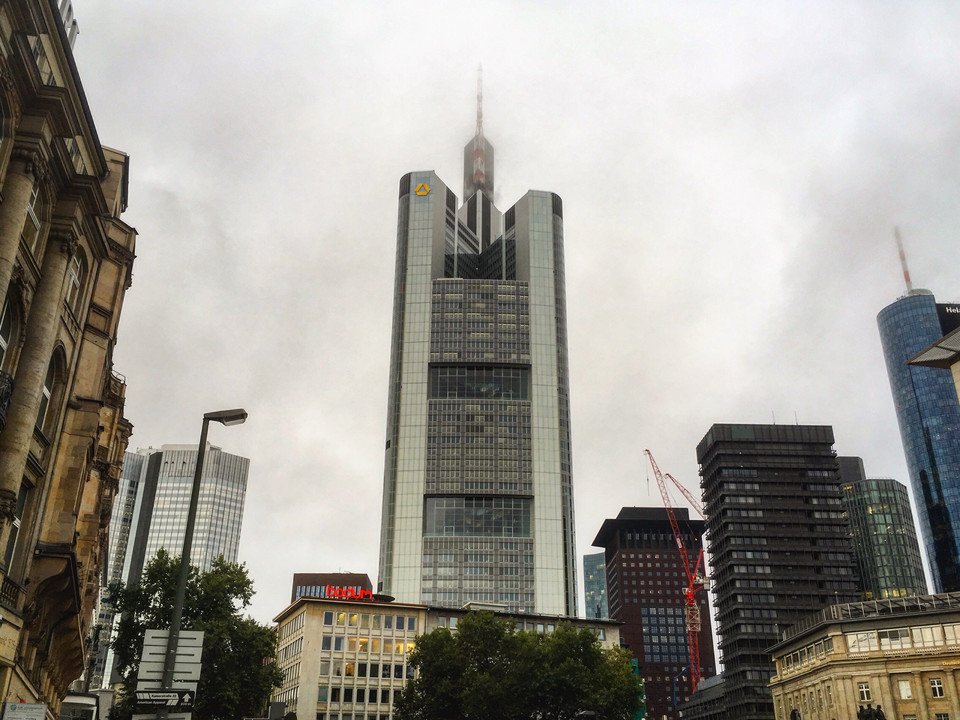 Mans endeavors, reaching towards the sky. 🏙 #frankfurt #commerzbanktower #photography