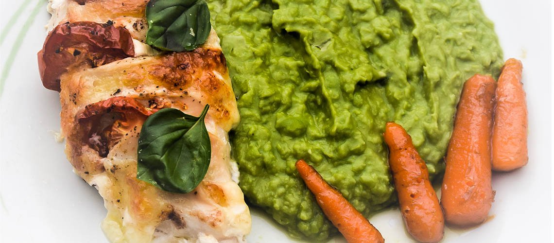 Varmesk's tweet photo. Recept na kuracie prsia s mozzarellou a hráškovým pyré od @janacevelova. #recept #hrasok #pyre https://t.co/Mn5xgs7Ony https://t.co/qqdJF0gvI7