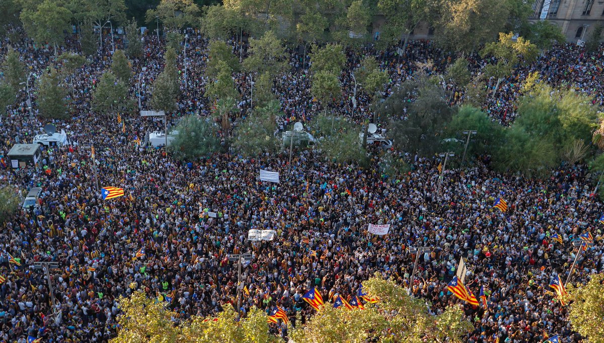 3CatInfo's tweet photo. Mai abans s'havien omplert massivament tantes places arreu de Catalunya #3oct #AturadaTv3 https://t.co/UW47PJ2ohO https://t.co/pdCvNPkWdF