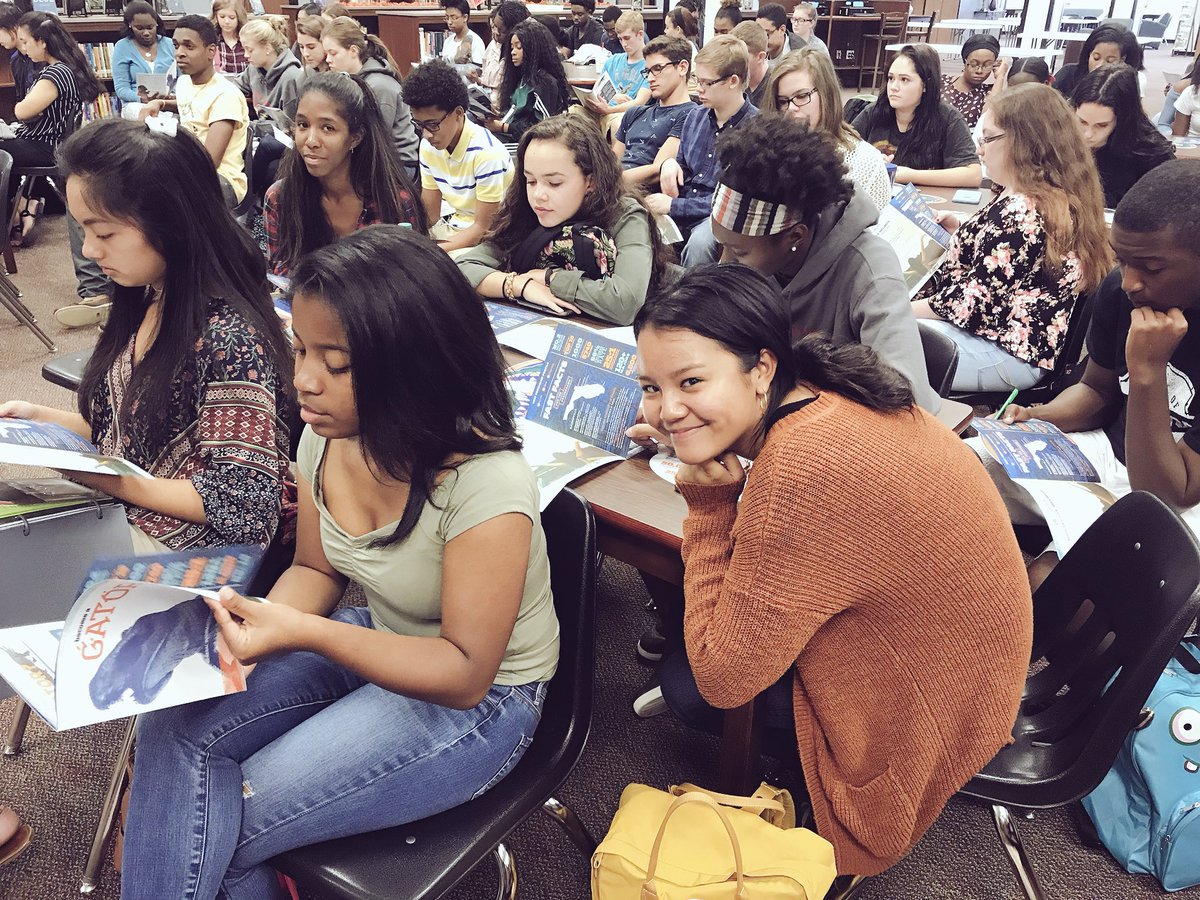 OHSKnightMedia's tweet photo. #OakleafHighSchool Classof2018 listens to @UniversityofF presentation on how to stand out among the crowd of #college applicants. #GoGators https://t.co/bGYmogjYu2