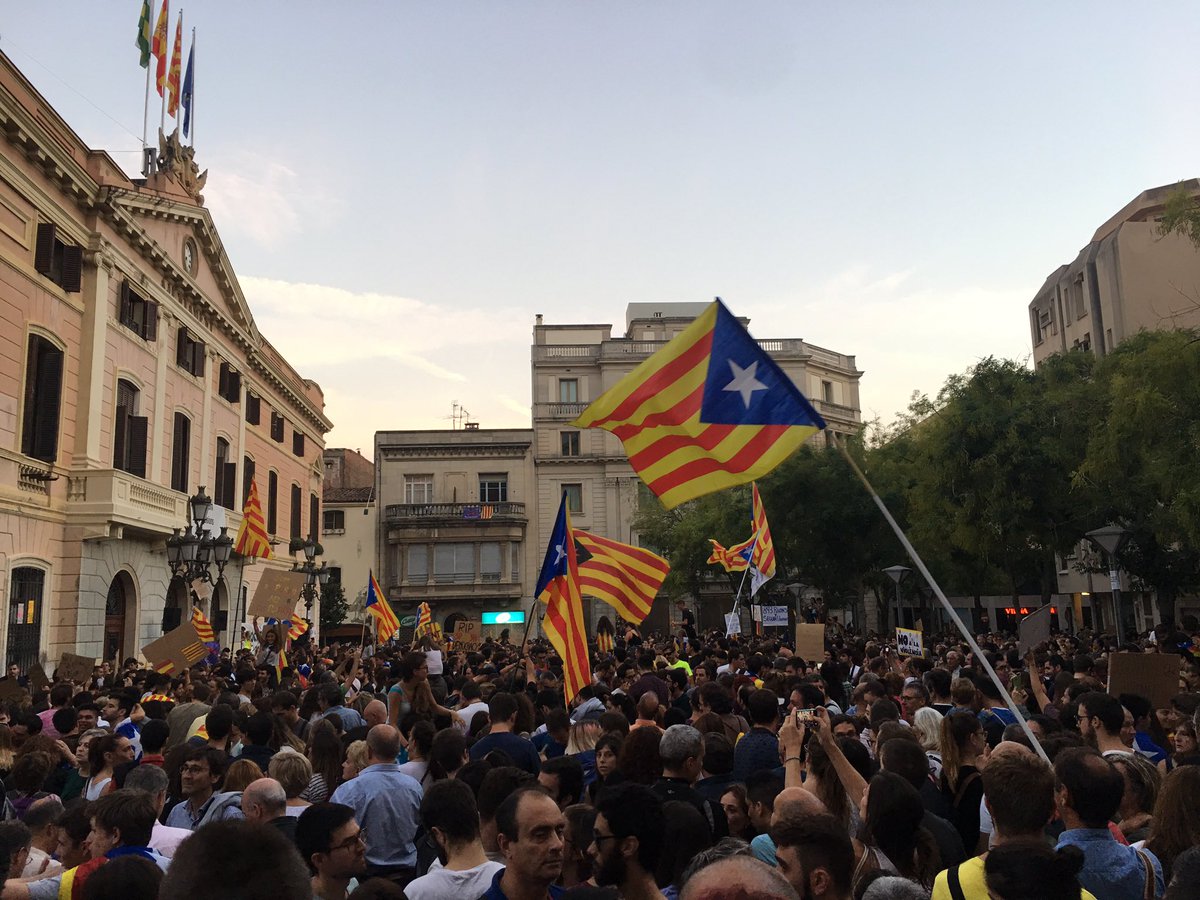 aranmtnez's tweet photo. #3o a Sabadell #IndependenciaCatalunya #catalanreferendum #aturadatv3 https://t.co/9fw00MFwSA